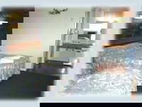 Coach Lamp Motel - Holiday Find 2