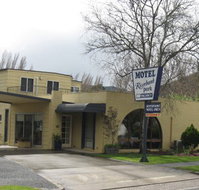 Riverbank Park Motel