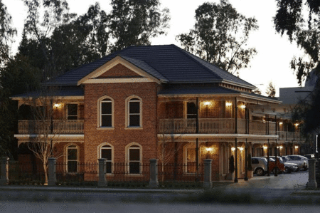 Carlyle Suites  Apartments - Holiday Find