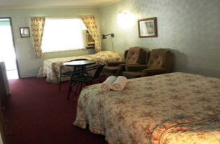 Beerwah Glasshouse Mountains Motel - Holiday Find 3