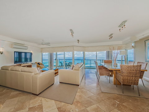 AA Oceana On Broadbeach - Holiday Find 12