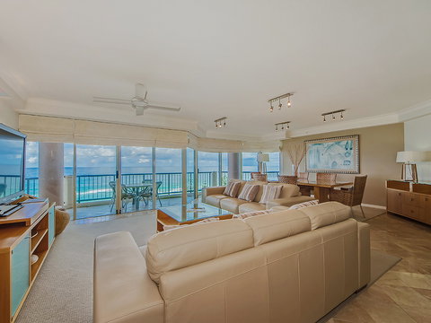 AA Oceana On Broadbeach - Holiday Find 14