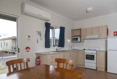 Sundowner Cabin And Tourist Park - Holiday Find 1