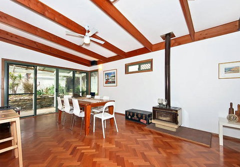 Sea Sand And Scrub Holiday House - Holiday Find 5