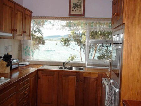 White Beach By The Water Holiday Accommodation - Holiday Find 2