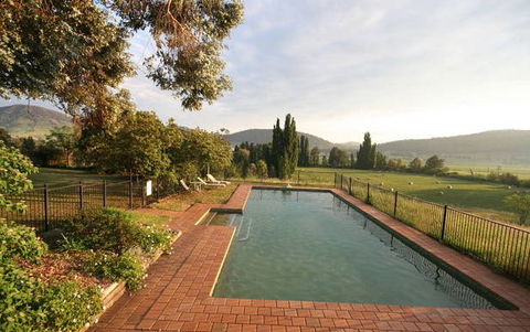 A Church And Homestead In Mudgee - Holiday Find 5