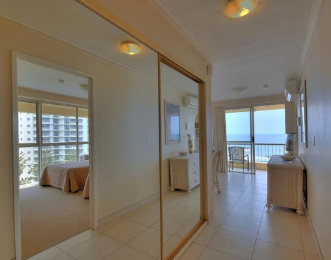 Surfers Beachside Holiday Apartments - Holiday Find 4