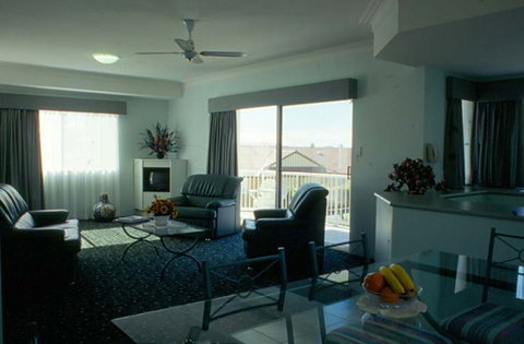 Runaway Bay Motor Inn - Holiday Find 4