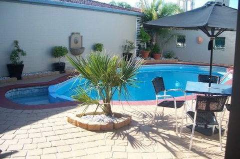 The Town House Motor Inn - Sundowner Goondiwindi - Holiday Find 1