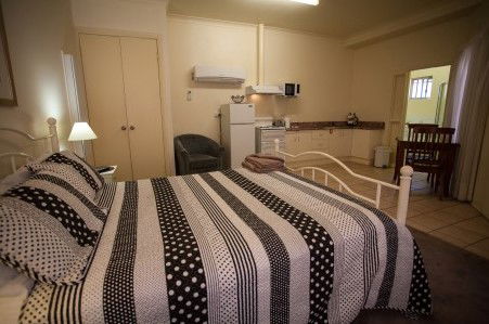 Millies Guesthouse & Serviced Apartments - Holiday Find 5