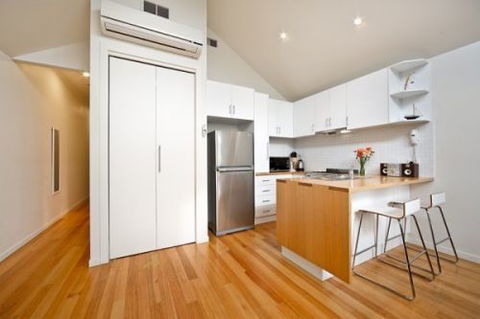 Port Melbourn Cottage - Stay Innercity - Holiday Find 1