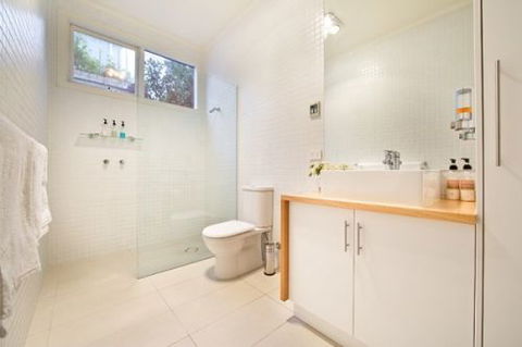 Port Melbourn Cottage - Stay Innercity - Holiday Find 5