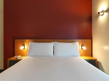 Ibis Melbourne Little Bourke Street - Holiday Find 1