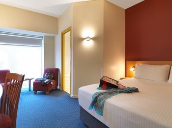 Ibis Melbourne Little Bourke Street - Holiday Find 9