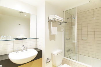 Ibis Melbourne Little Bourke Street - Holiday Find 17
