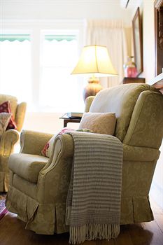 Adeline Bed And Breakfast - Holiday Find 12