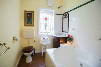Adeline Bed And Breakfast - Holiday Find 13