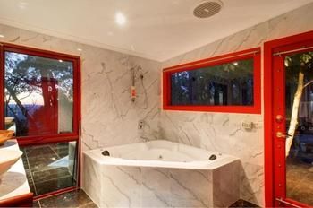 Mt Dandenong Imperial Retreat - Holiday Find 12