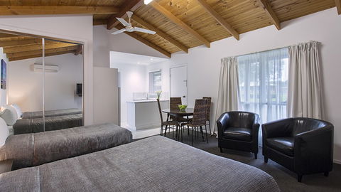 BEST WESTERN Colonial Village Motel - Holiday Find 2