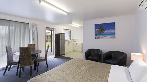 BEST WESTERN Colonial Village Motel - Holiday Find 4