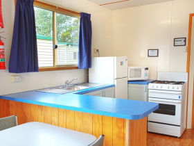 Discovery Holiday Parks  Hadspen Cosy Cabins - Holiday Find 1