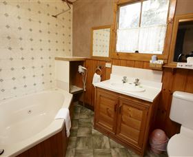 Crayfish Creek Van And Cabin Park And Spa Treehouse - Holiday Find 1