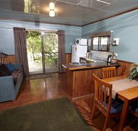 Crayfish Creek Van and Cabin Park and Spa Treehouse