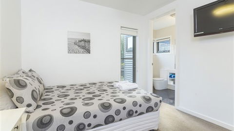 Serenity Torquay Ocean View: Luxury Beachfront - Holiday Find 0