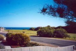Bott's Beach Retreat - Holiday Find 4