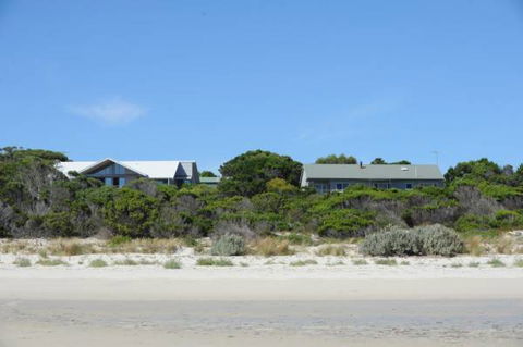 Island Beach Escape - Beachcomber - Holiday Find 1