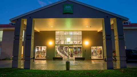Ibis Styles Canberra - Holiday Find 6
