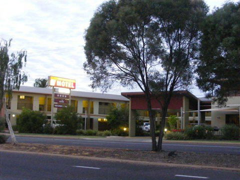 Spinifex Motel & Serviced Apartments - Holiday Find 8