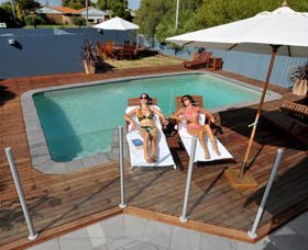 Waikiki Beach Bed And Breakfast - Holiday Find 0