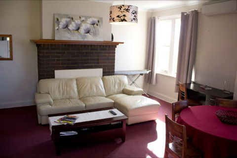 Courthouse Hotel Boorowa - Holiday Find 3