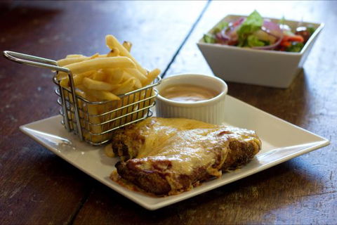 Courthouse Hotel Boorowa - Holiday Find 9