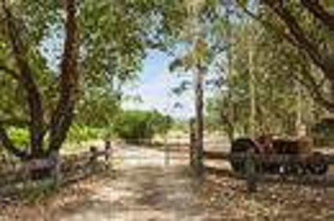 Red Tractor Retreat - Holiday Find 2