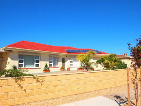 Christies Cottage For Holidays And Relocations. - Holiday Find 0