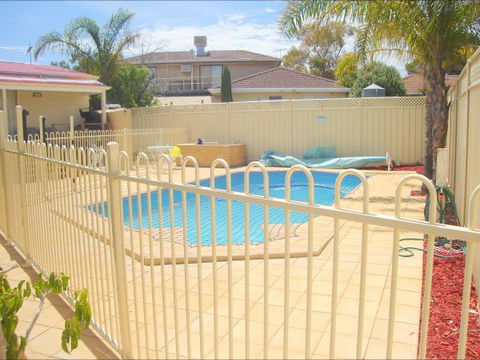 Christies Cottage For Holidays And Relocations. - Holiday Find 1