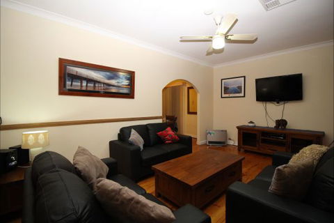 Christies Cottage For Holidays And Relocations. - Holiday Find 2