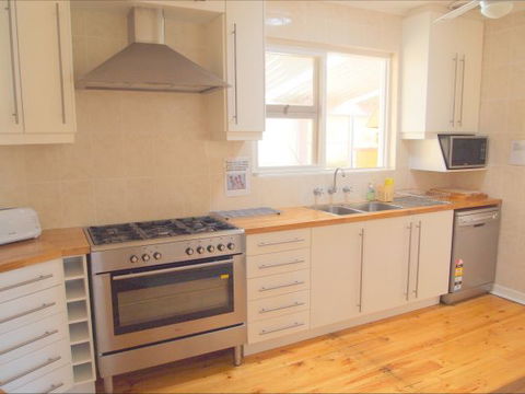 Christies Cottage For Holidays And Relocations. - Holiday Find 4