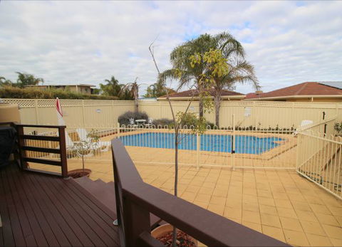 Christies Cottage For Holidays And Relocations. - Holiday Find 21