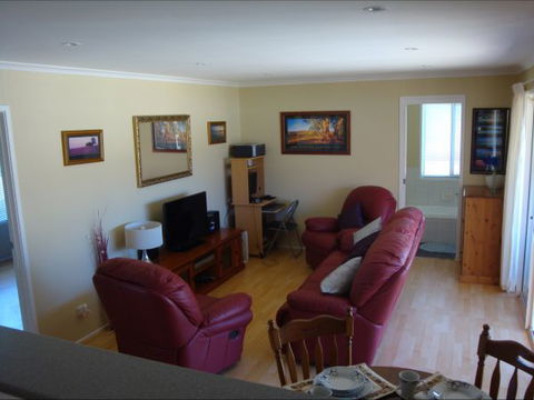 Christies Cottage For Holidays And Relocations. - Holiday Find 24