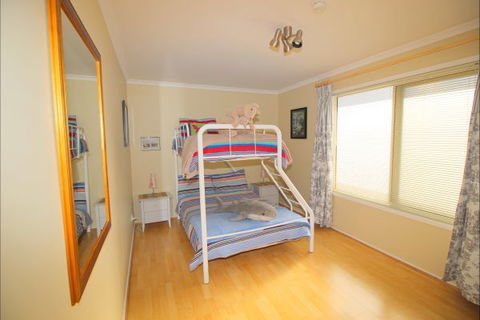 Christies Cottage For Holidays And Relocations. - Holiday Find 26