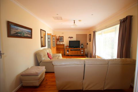 Christies Cottage For Holidays And Relocations. - Holiday Find 16