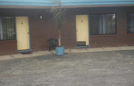 Rainbow Motor Lodge Pot Of Gold - Holiday Find 1
