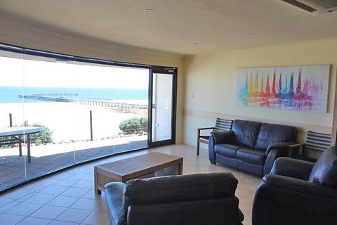 Cliff House Beachfront Villas - Holiday Find 2