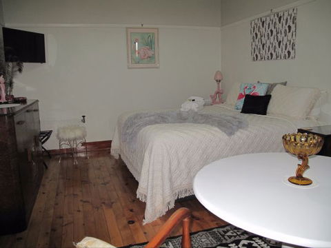 B&B Wodonga - Art Deco Accommodation - Holiday Find 2