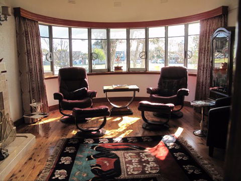 B&B Wodonga - Art Deco Accommodation - Holiday Find 5