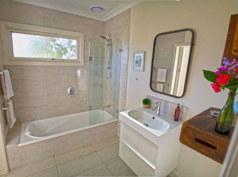 Mrs Simpson Cottage At Norala Garden - Holiday Find 2