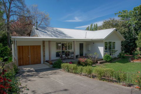 Mrs Simpson Cottage At Norala Garden - Holiday Find 8